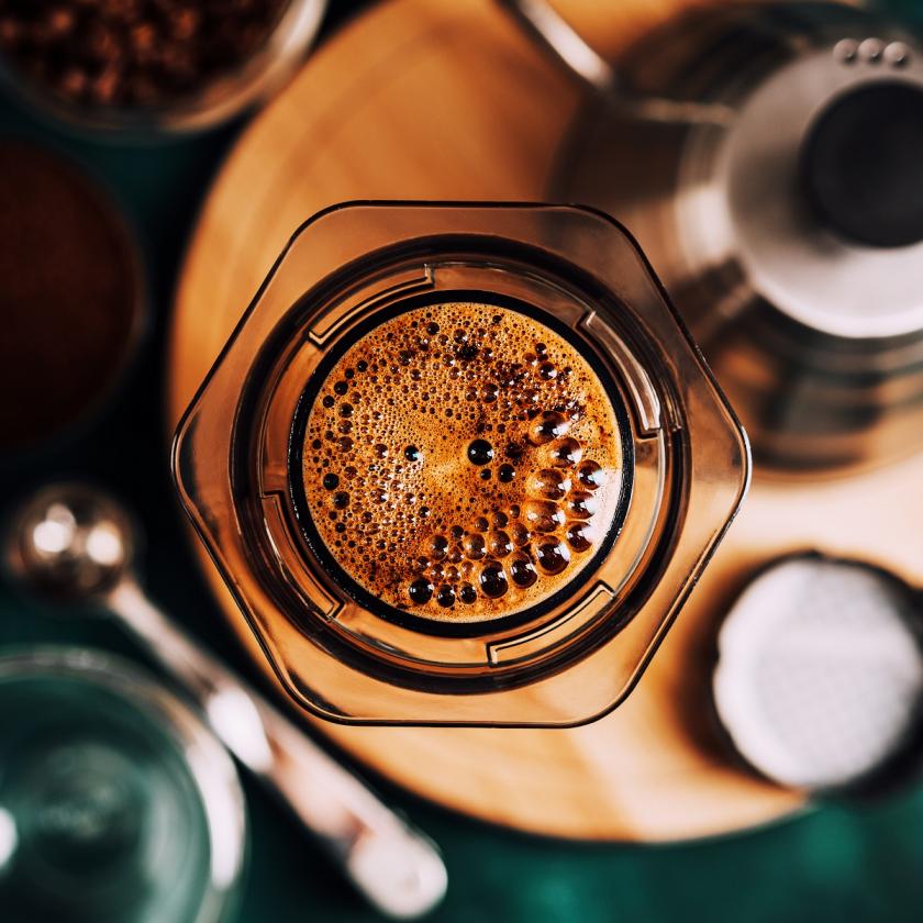 aeropress s kávou