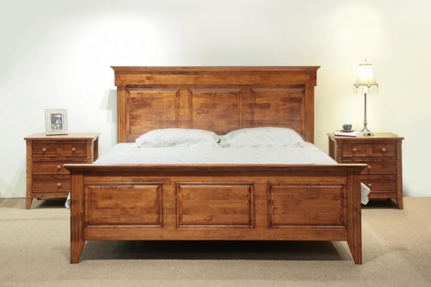 postel z teakového dřeva