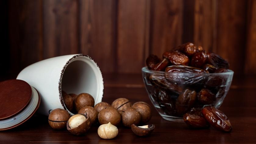 datle a makadamiové ořechy