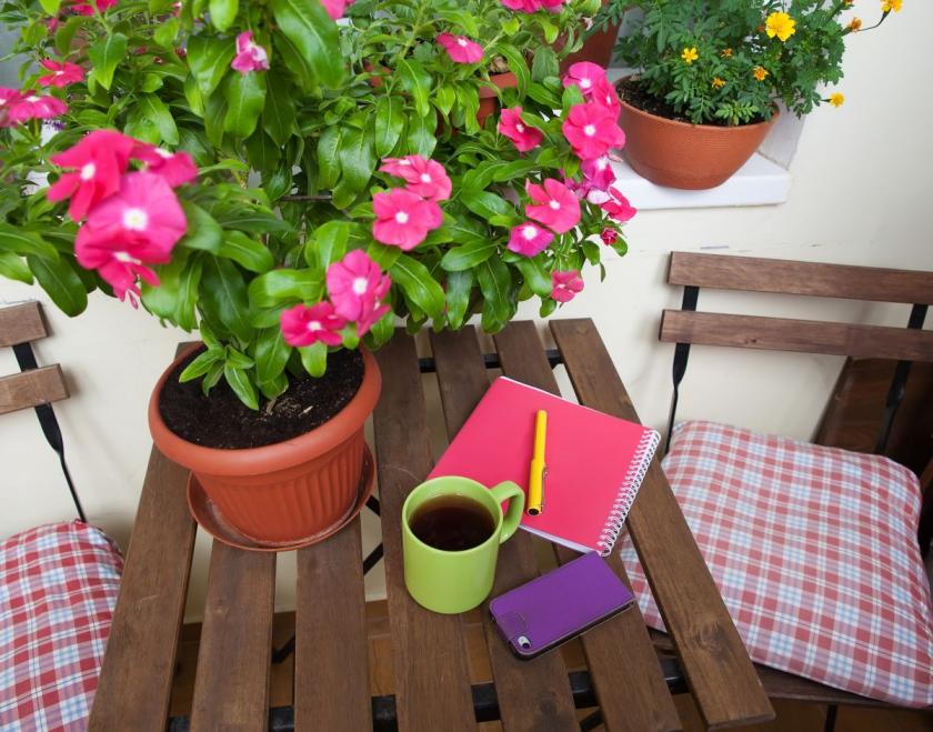 nábytek na balkon z tmavého dřeva