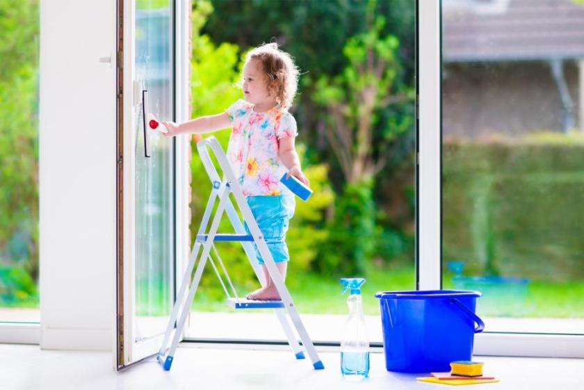 dítě myje okna