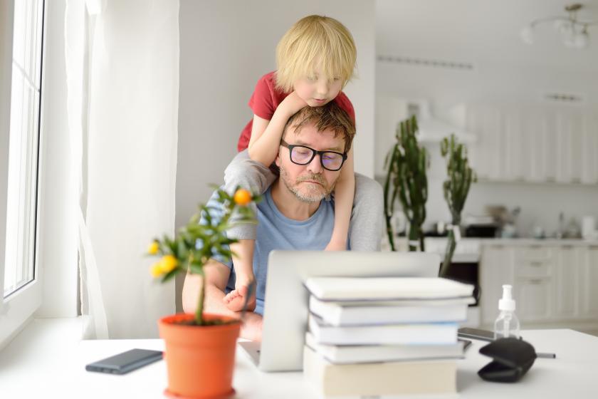 muž na home office