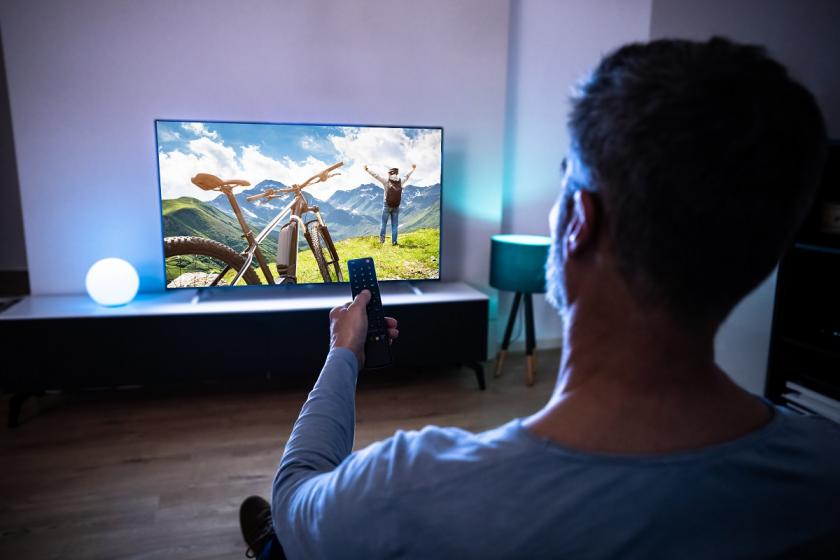 televize v tmavé místnosti