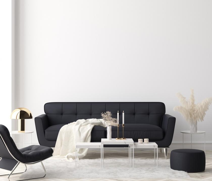 minimalistický interiér s černou pohovkou
