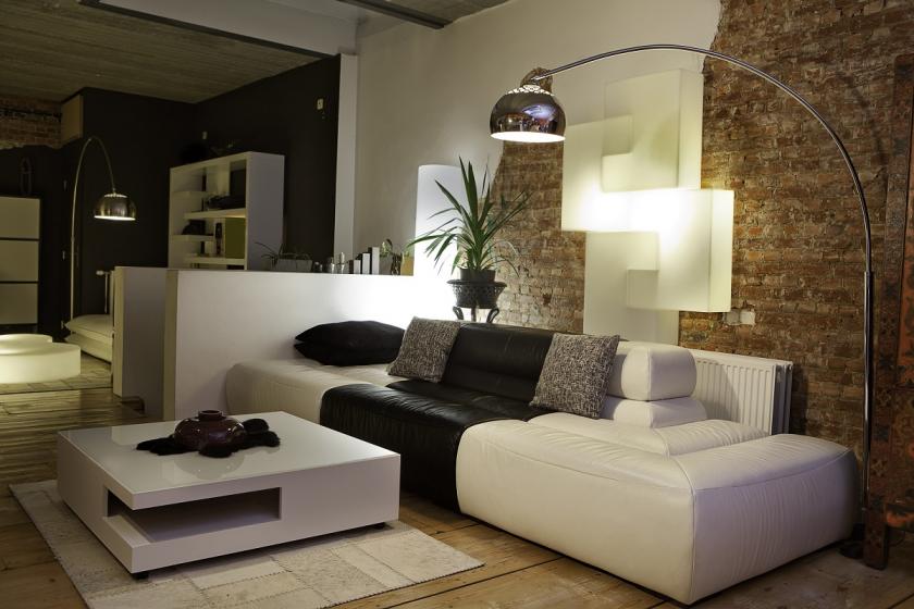 obývací pokoj s výraznou lampou