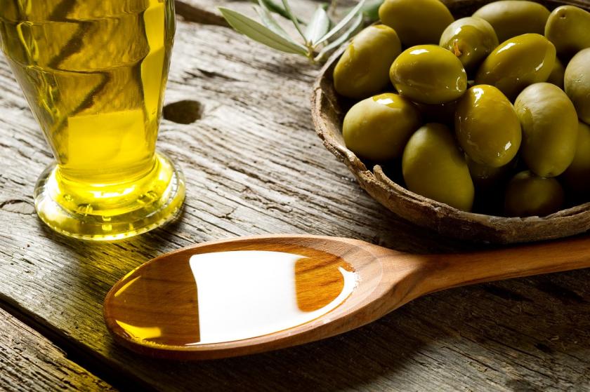 olivový olej na vařečce