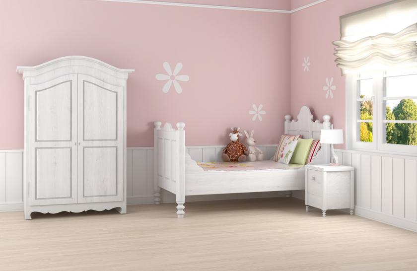 růžové stěny a bílý nábytek