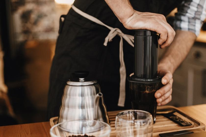 příprava kávy v aeropressu