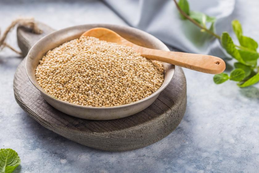 bílá quinoa v misce