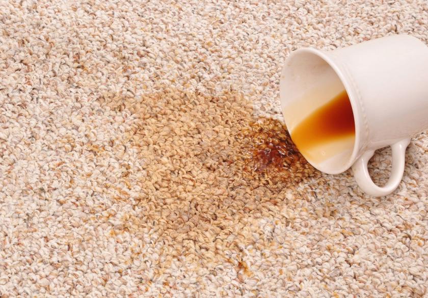 koberec politý kávou