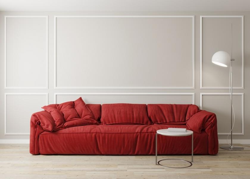 červený gauč bílé stěny