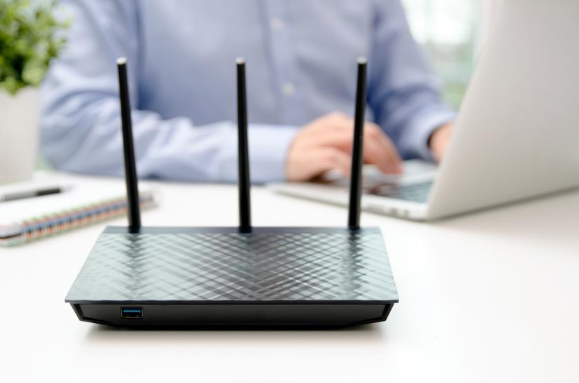 router na pracovním stole