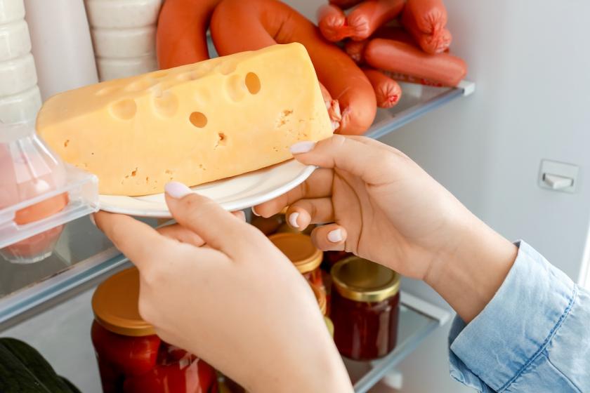 sýr v lednici