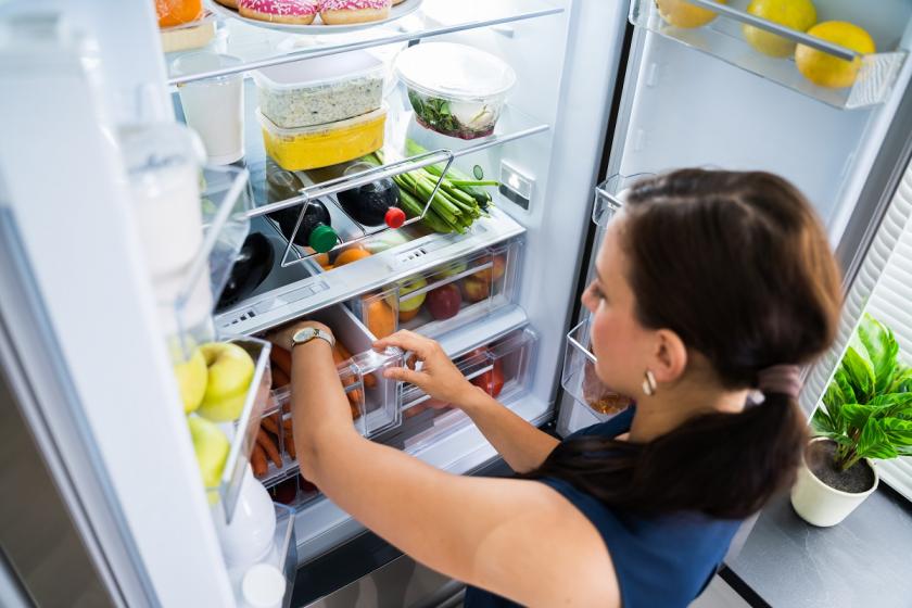 žena ukládající potraviny do lednice