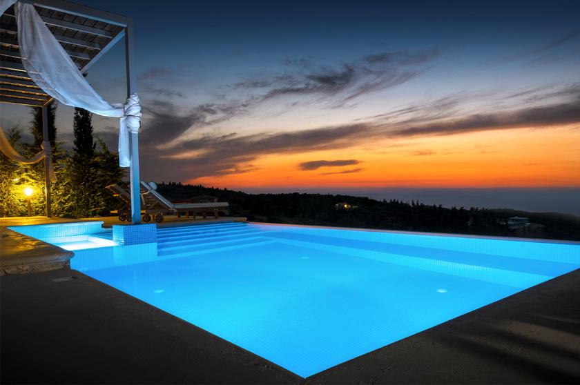nasvícený bazén v Řecku