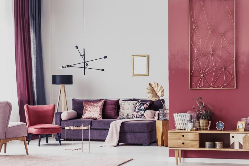 fialový obývací pokoj