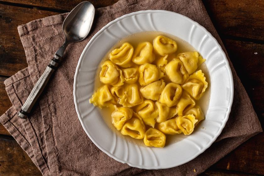 tortellini ve vývaru