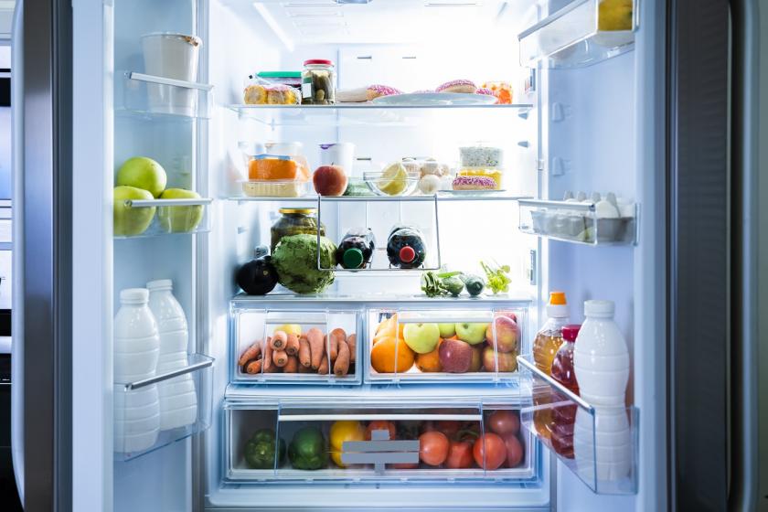 otevřená lednice s potravinami