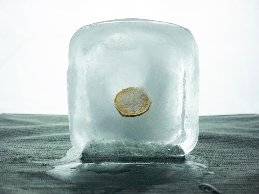 mince v kostce ledu