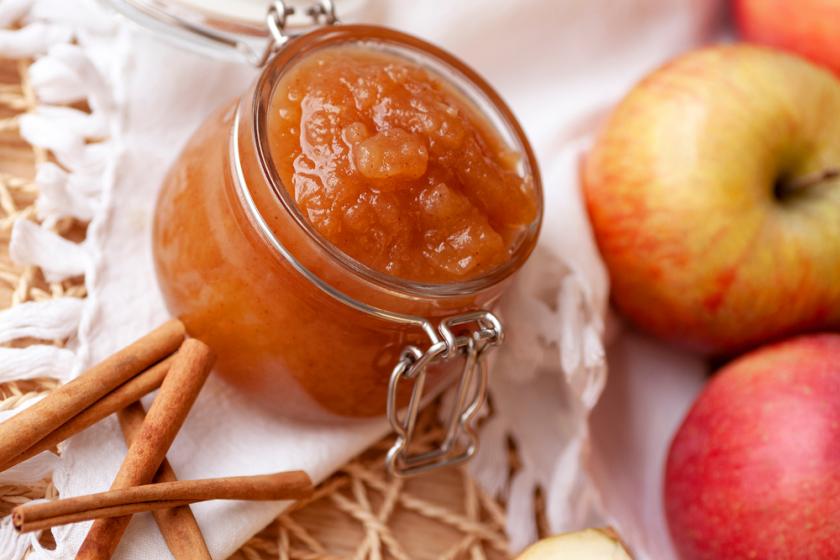 Abyste docílili jemnější konzistence, jablka rozmixujte tyčovým mixérem.  jemná jablečná povidla