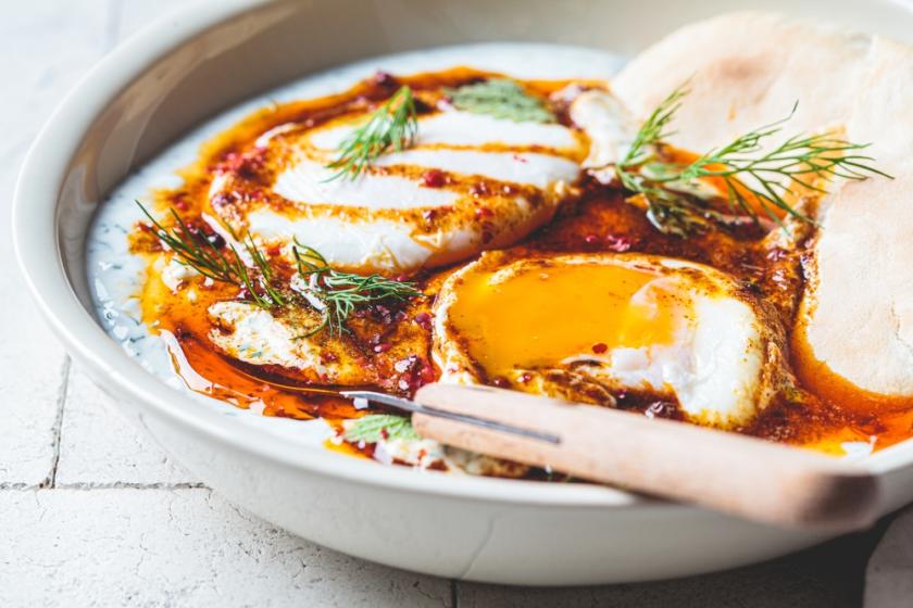 Turecká vejce mohou být podávána jako vydatná snídaně, brunch, teplý předkrm a spolu s pečivem i jako lehký hlavní chod. turecká vejce jako brunch