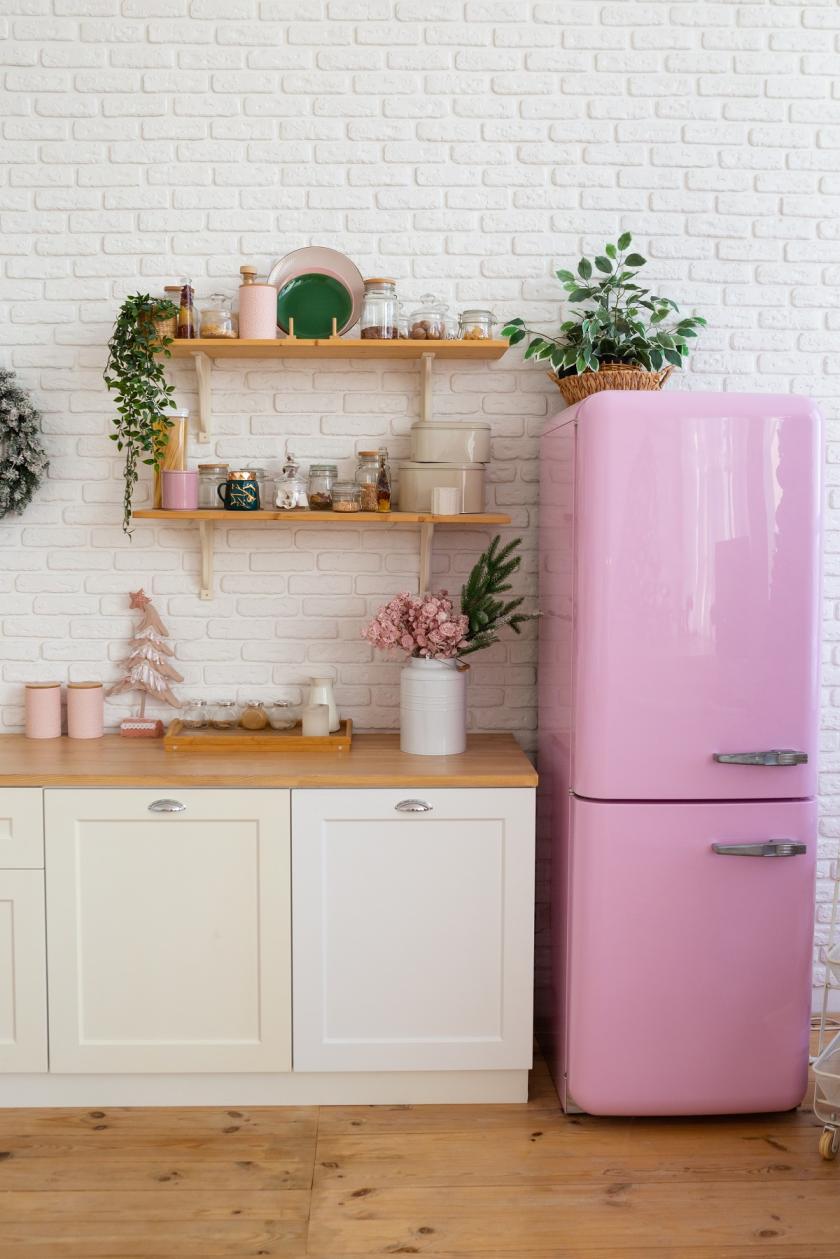 růžová retro lednička