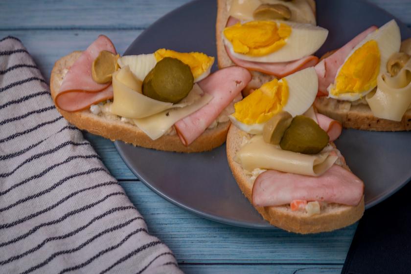 pražský salát na chlebíčku