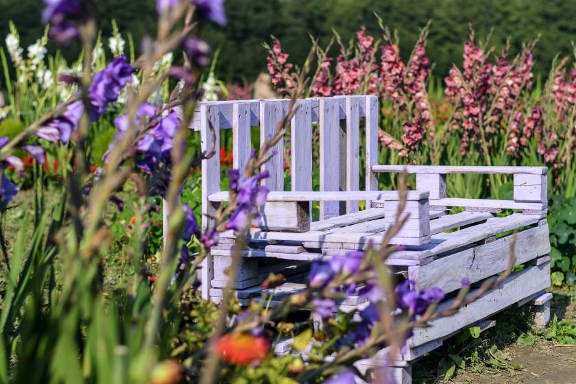 Lavička v okouzlujícím Provence stylu