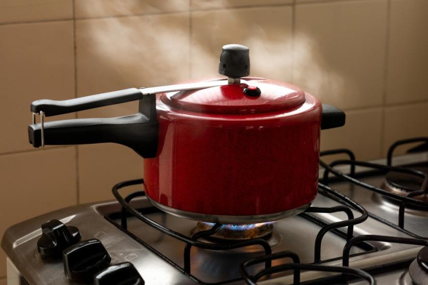Jídlo v tlakovém hrnci uvaříte zhruba za třetinu času oproti hrnci klasickému červený tlakový hrnec