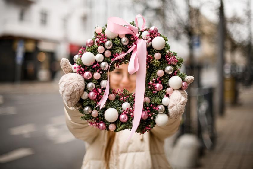 růžový adventní věnec