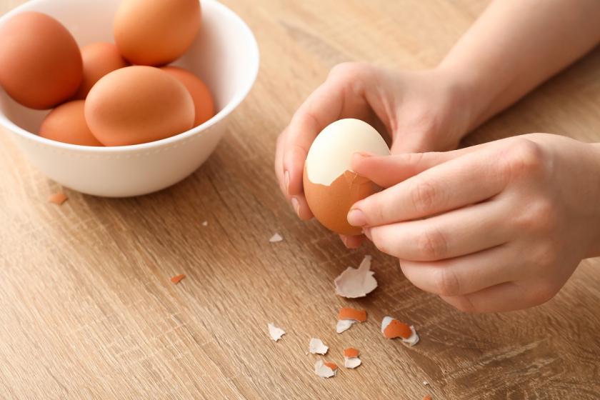 loupání uvařeného vejce