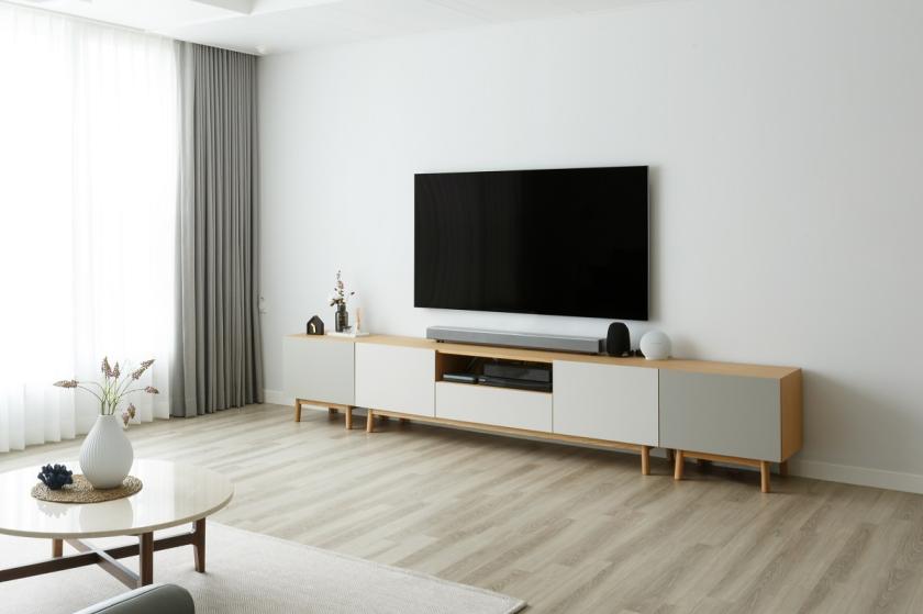 minimalistická obývací stěna