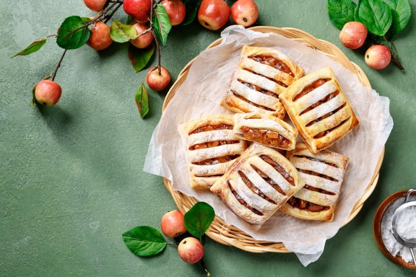 Jablečná povidla můžete využít jako náplň do koláčů, sladkých knedlíků i buchet. Skvěle však také poslouží k přípravě netradiční marinády na maso nebo k namazání vdolků či palačinek. jablečná povidla v koláči