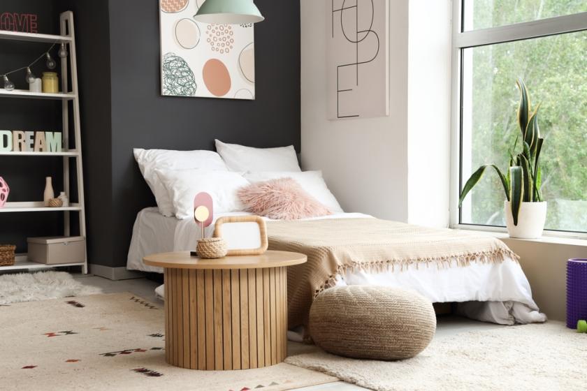 černá barva v dívčím pokoji