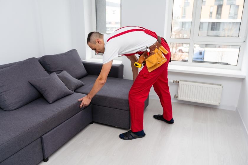 muž u sedací soupravy