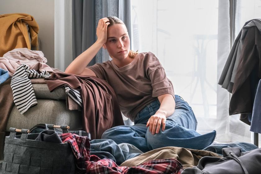 žena zahlcená věcmi