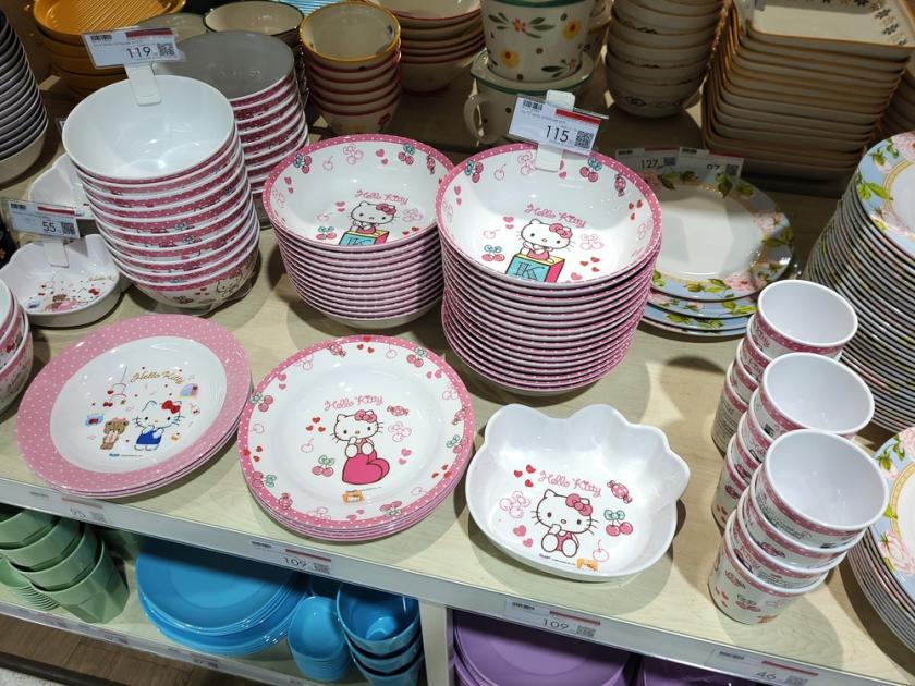 nádobí s hello kitty