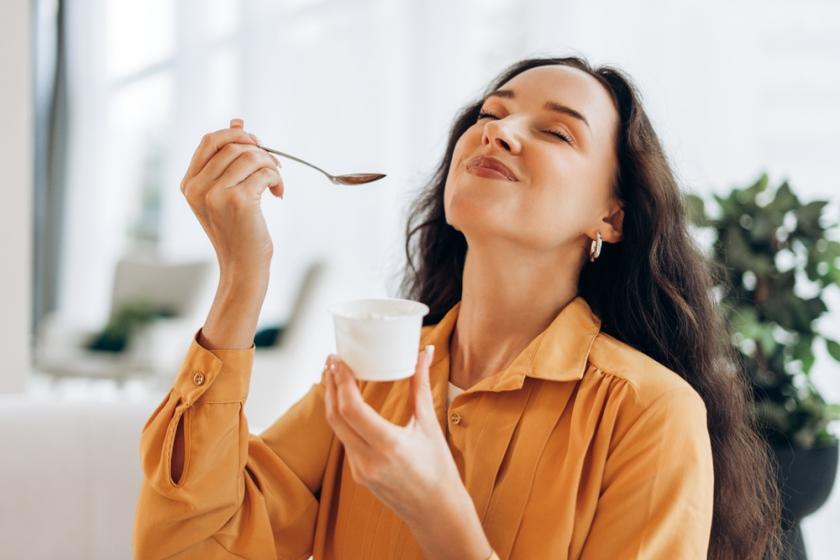 žena s bílým jogurtem