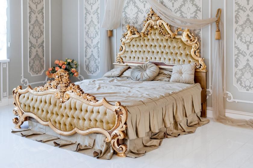 zlatá zámecká postel
