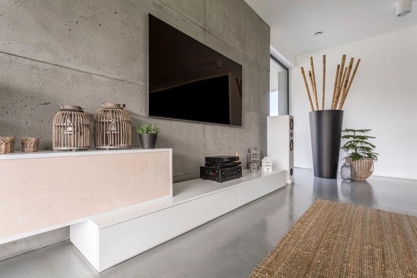bílá minimalistická obývací stěna